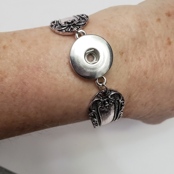 💥5 for $25💥 2 New Snap Bracelets - Picture 3 of 7